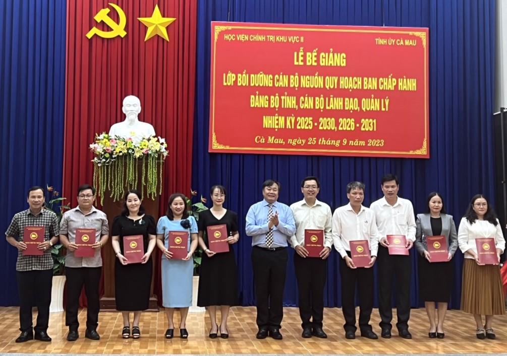 PGS. TS. Nguyễn Quốc Dũng, Giám đốc Học viện Chính trị khu vực II trao Giấy chứng nhận hoàn thành chương trình cho các học viên.